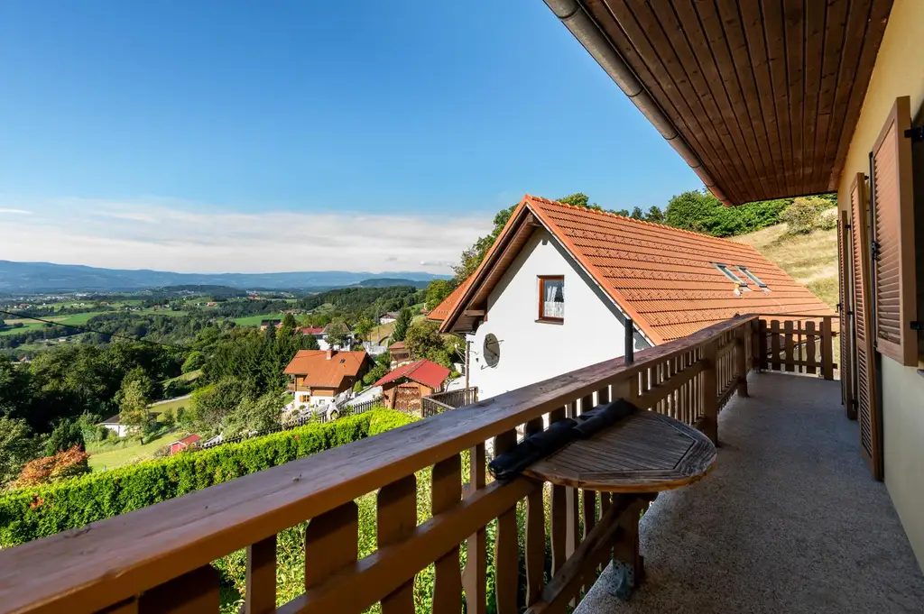 Einfamilienhaus mit Einliegerwohnung, Garage, Carports und Ausblick!