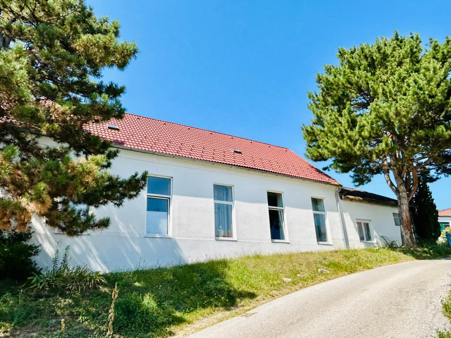 Ehemalige Schule/Gaststätte mit Wohnhaus