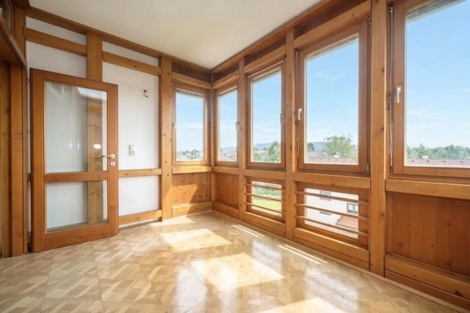 Loggia (über das Wohnzimmer zugänglich)