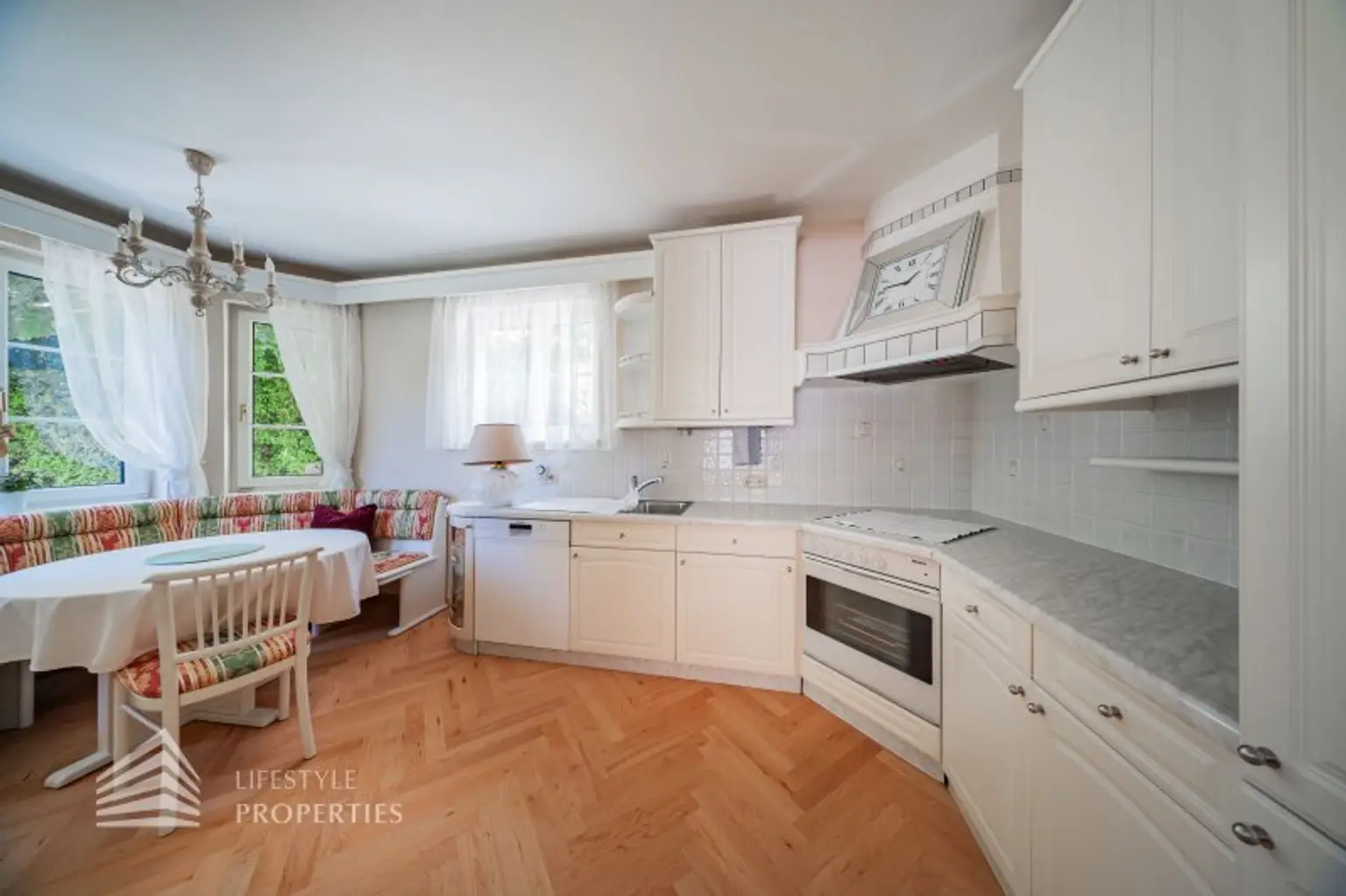 Beeindruckende Villa mit gepflegten Garten und Pool