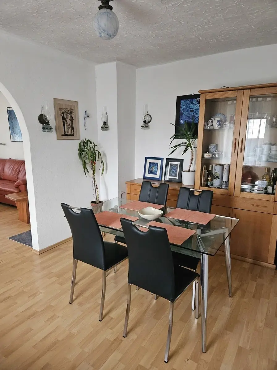 Esszimmer ( aufgeräumt mit KI Unterstützung)