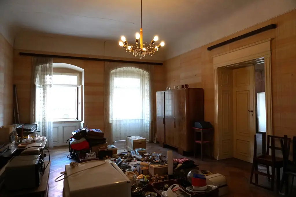 Räumlichkeiten mit Potential zum imposanten Büro - Ca. 120m2 im 1. Stock