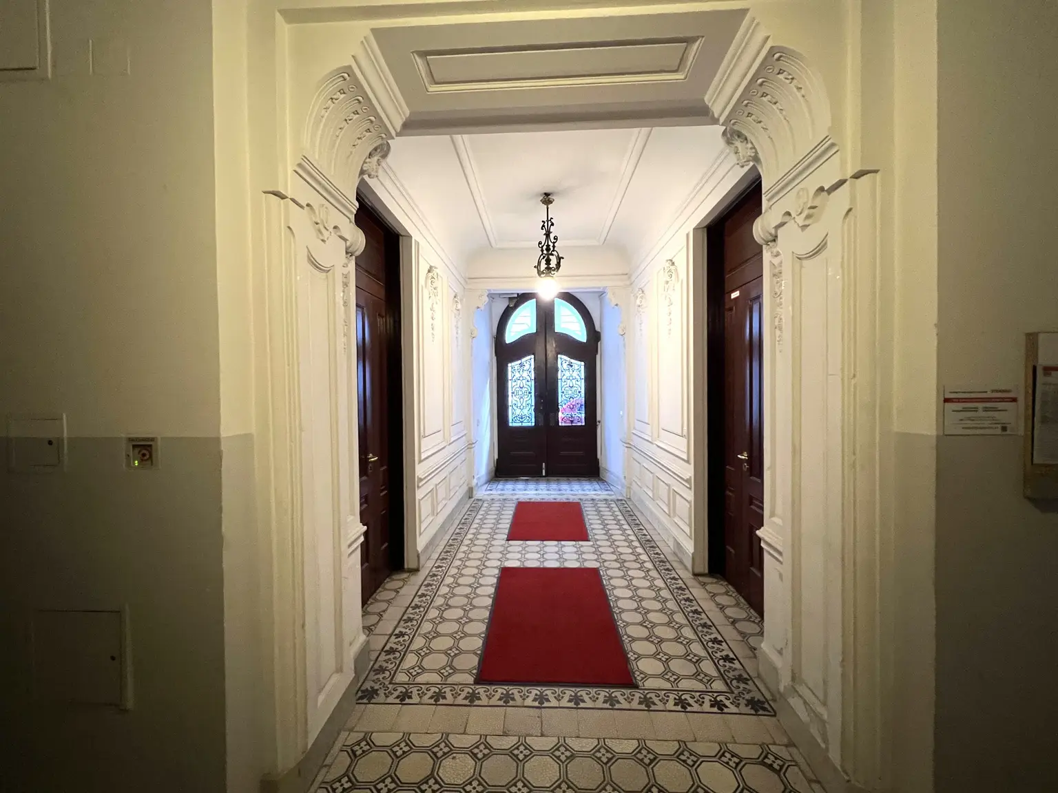 ERSTBEZUG NACH GENERALSANIERUNG: Erstklassige Altbauwohnung mit Stuckdecken in ruhiger Lage