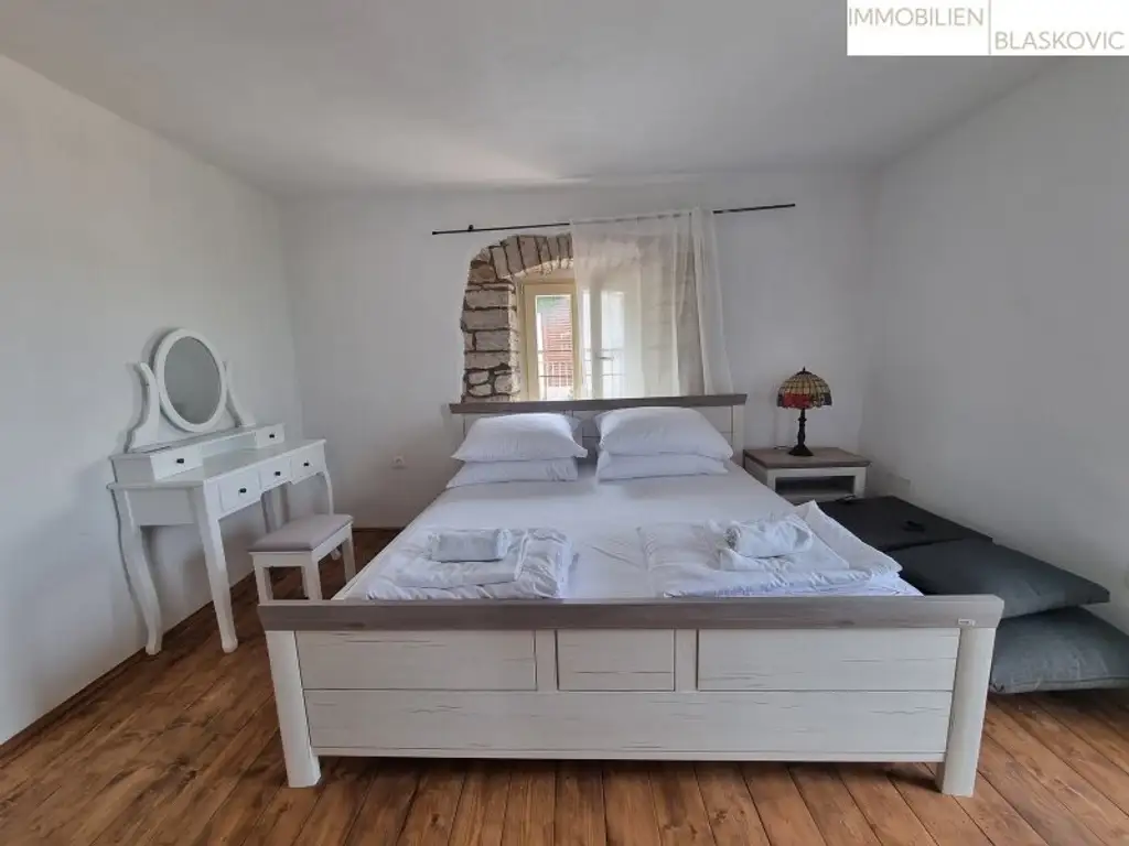 Juwel - Restauriertes Steinhaus mit Pool und Meerblick
