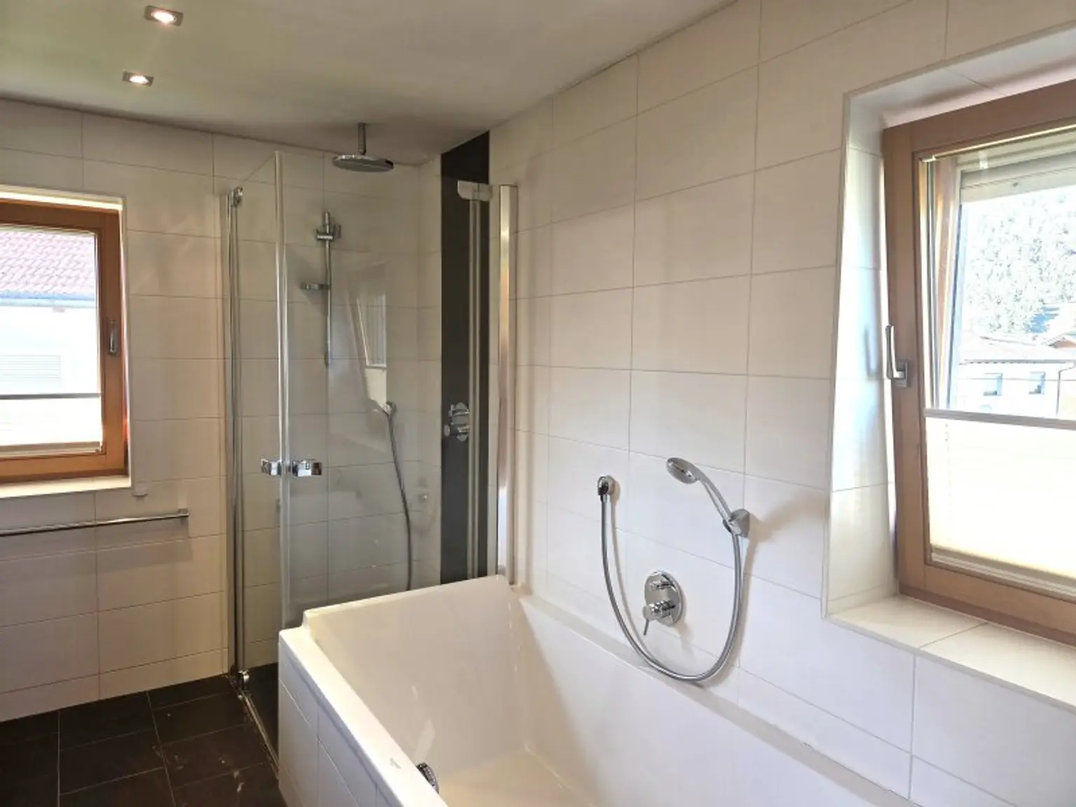 Tageslichtbad mit Wanne, Dusche + WC