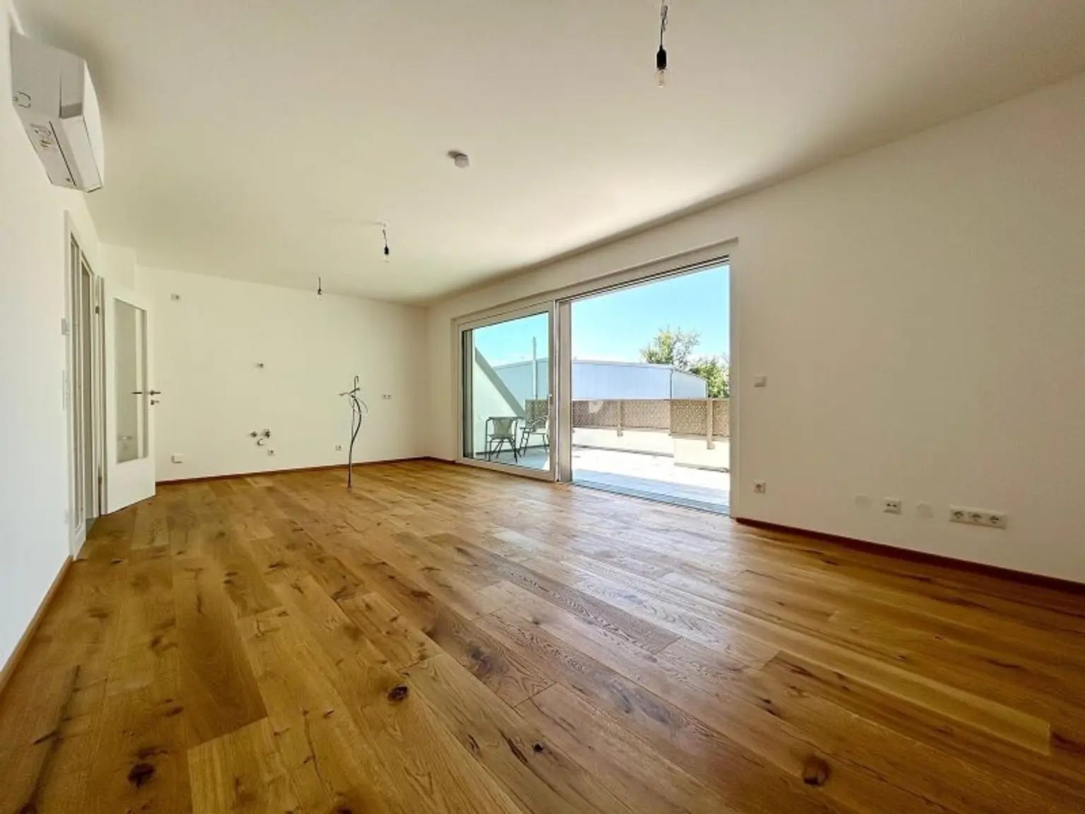 PROVISIONSFREI! Traumhafte Wohnung im DG - 2 Terrassen - Fitnessraum - PKW Stellplatz - Erstbezug nähe Donau