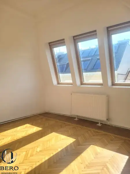 "Diese 5 Zimmer-Altbauwohnung mit sonniger Terrasse wartet genau auf SIE"