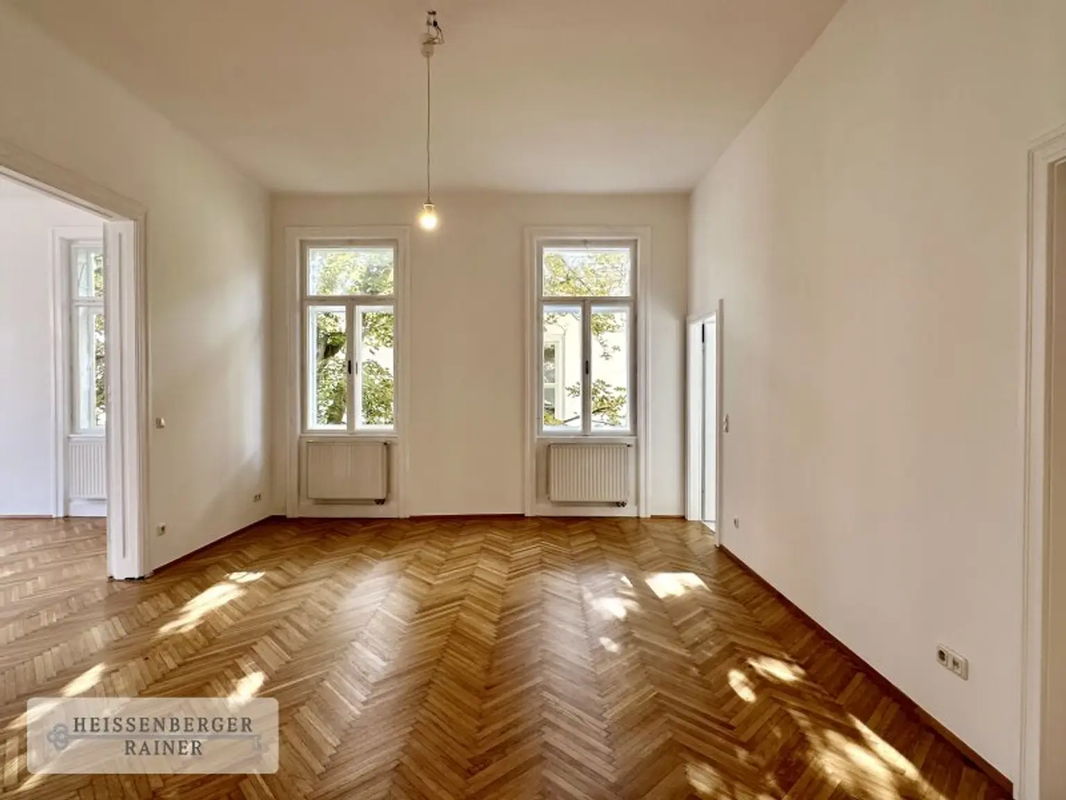 BELETAGE IN ALTHIETZING /// UNTER ST. VEIT /// GROSSZÜGIGE ALTBAUWOHNUNG