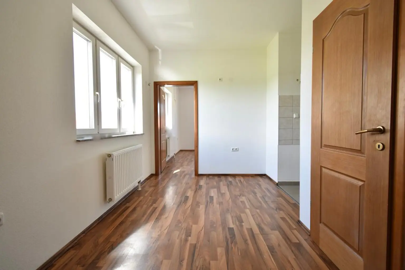 Sonnige 2-Zimmer-Wohnung mit Küche in zentraler Lage! Nähe BMW, SKF!!