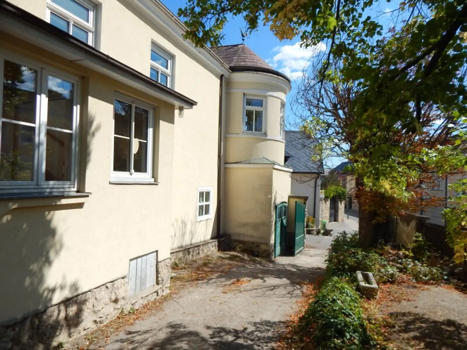 Historisches Gebäude mit großen Weinkeller mit Gewölbe im Zentrum von Perchtoldsdorf