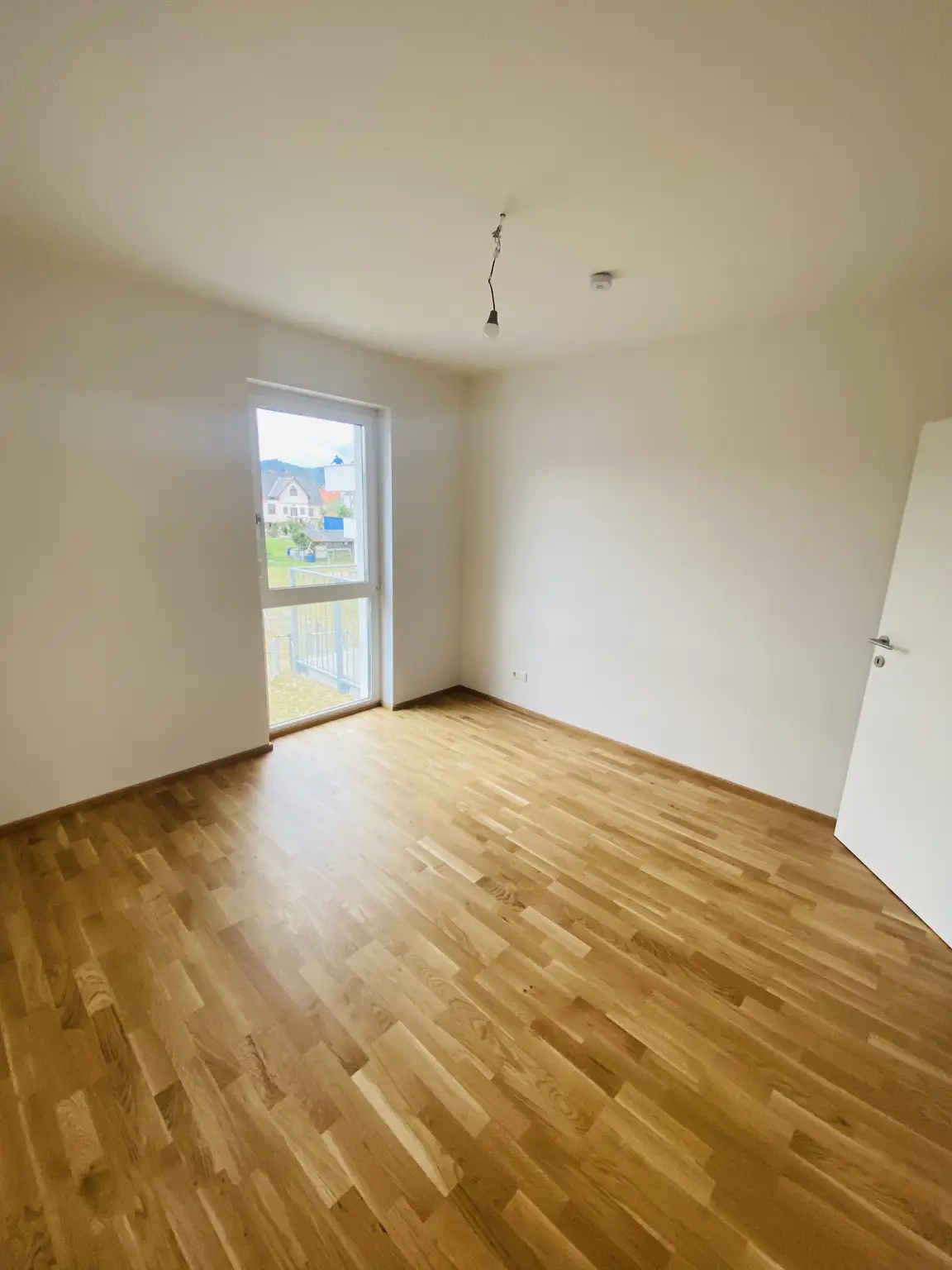 NEUBAUWOHNUNG mit herrlichem Balkon und Tiefgaragenparkplatz in ruhiger und zentraler Lage