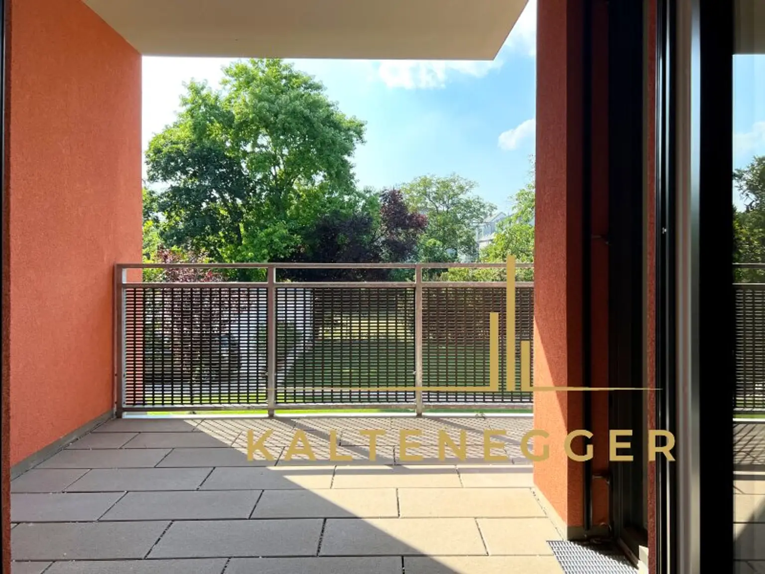 Schlafzimmer: Türe zum Balkon ist ganz oder teilweise zu öffnen (2 Flügel)