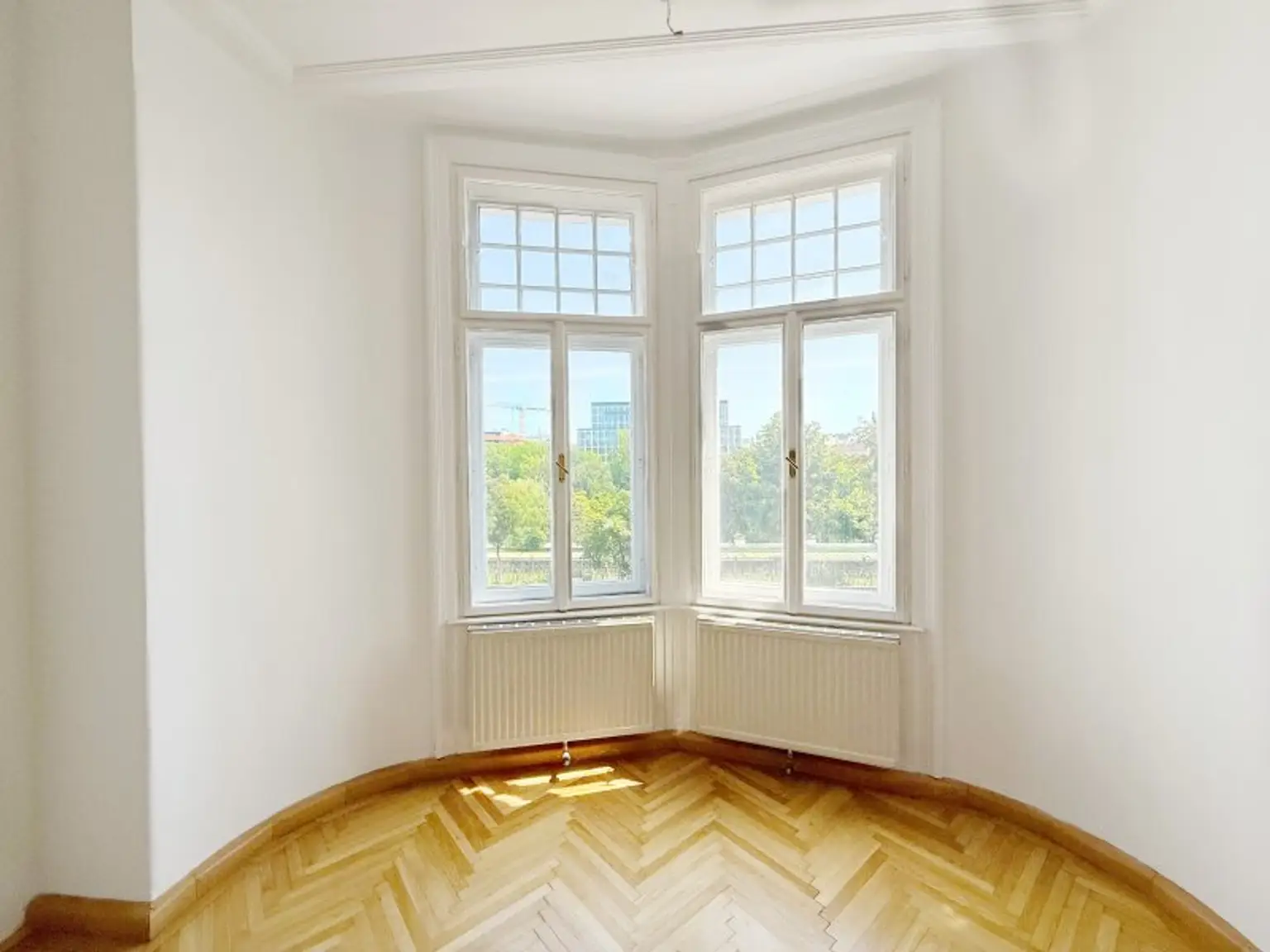 Charmante Bürofläche im sanierten Stilaltbau, unmittelbar bei der U4 und nahe dem 1. Bezirk