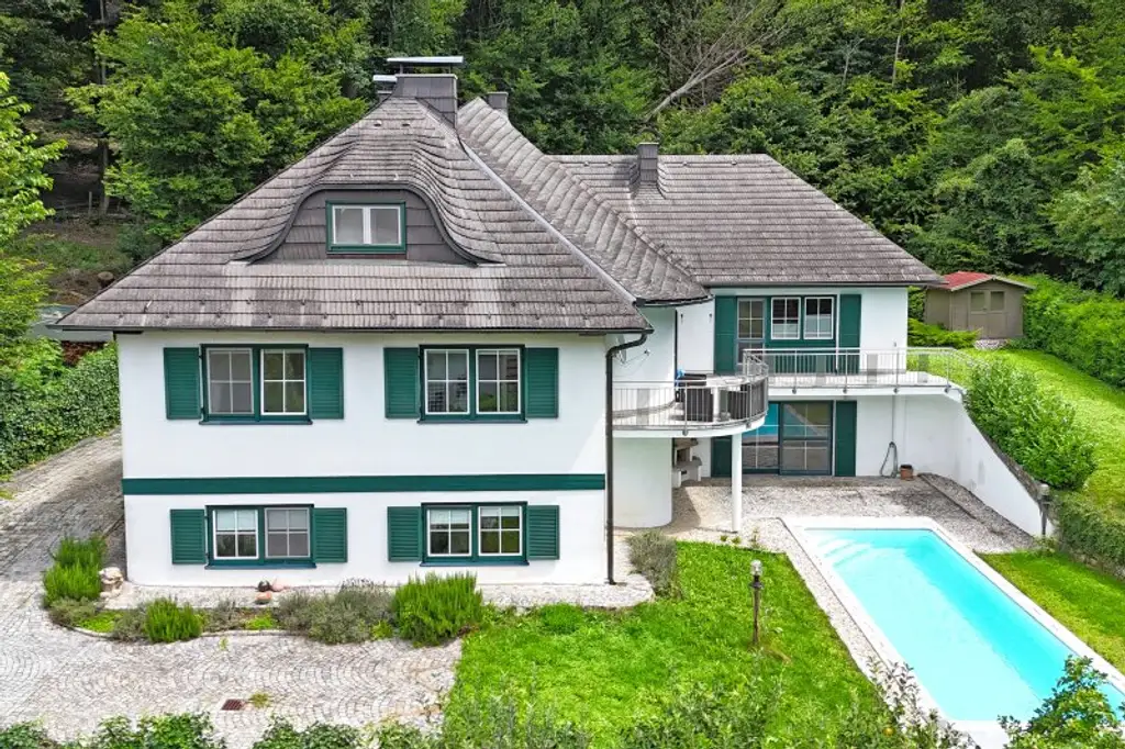 Repräsentative Villa mit Pool und Wellnessbereich in sonniger Waldrandruhelage
