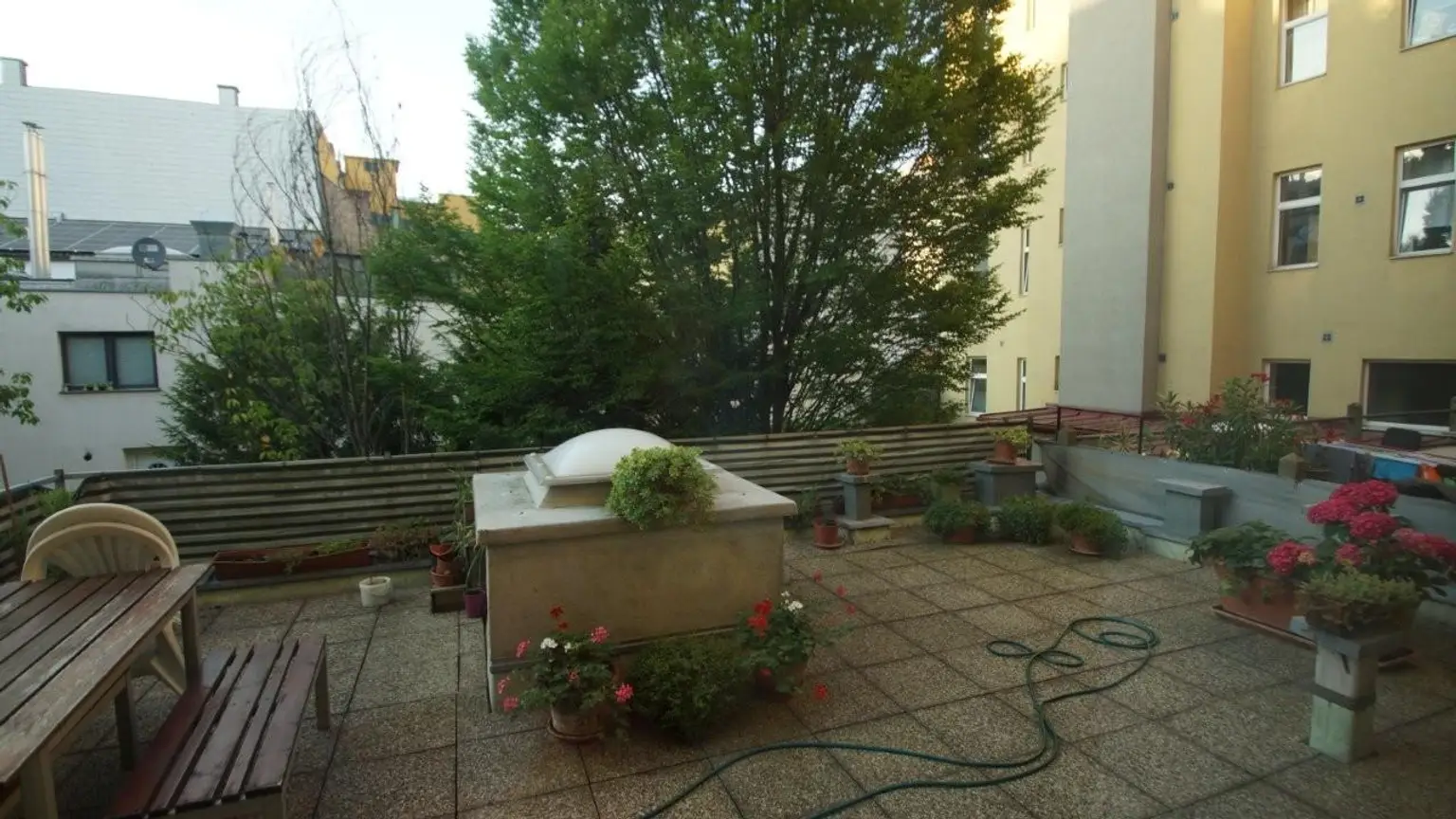 20 Ausblick Terrasse Innenhof 1140