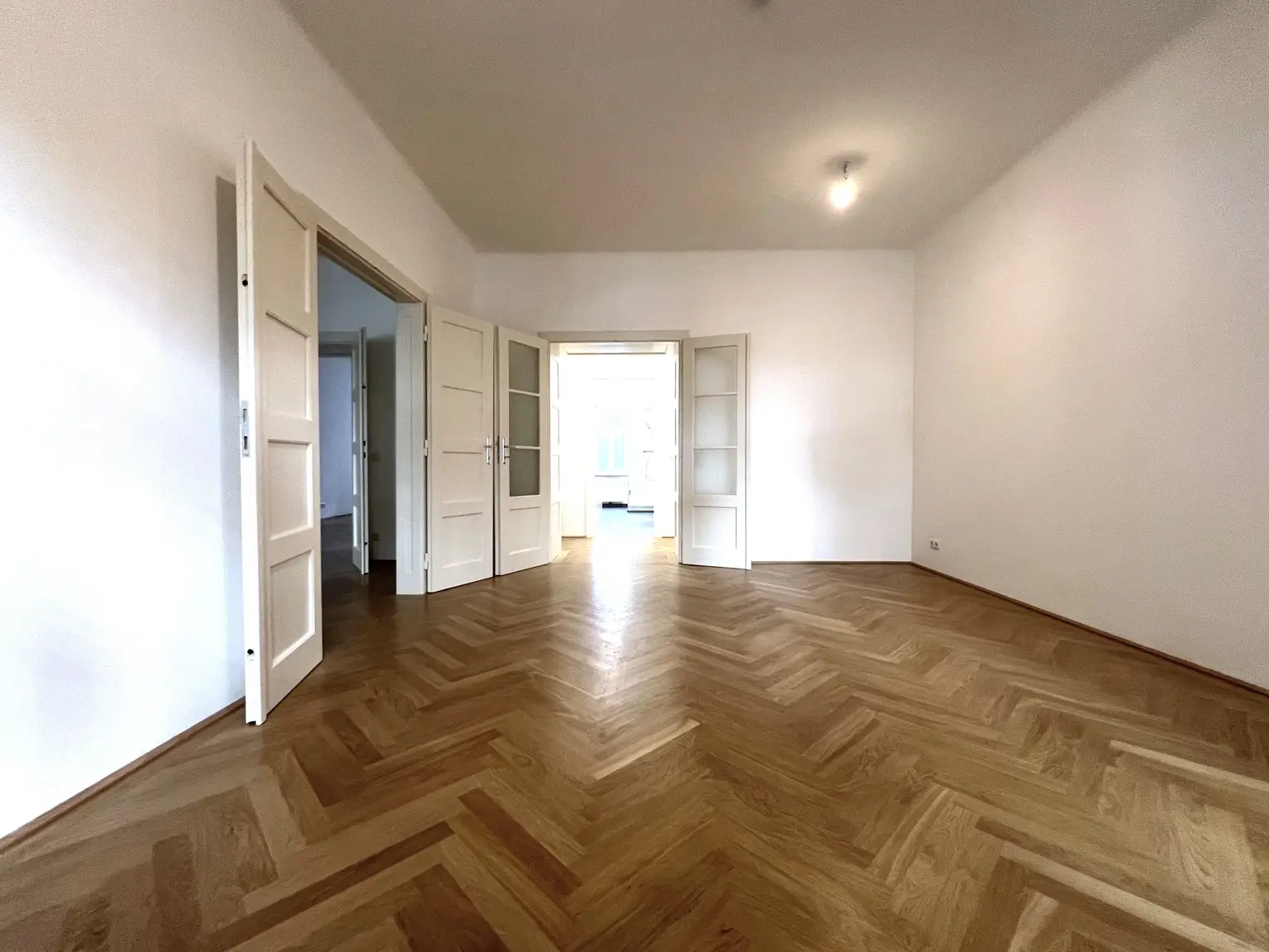 Bezaubernde 3-Zimmer-Wohnung mit kleinen Balkonen und Grünblick