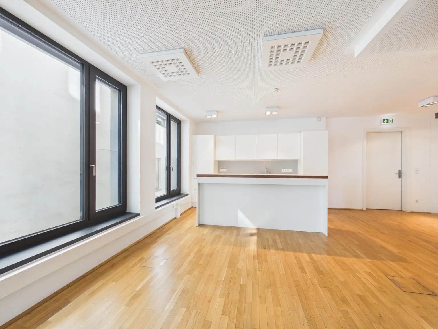 CAM04191G0-PR0086-STILL008