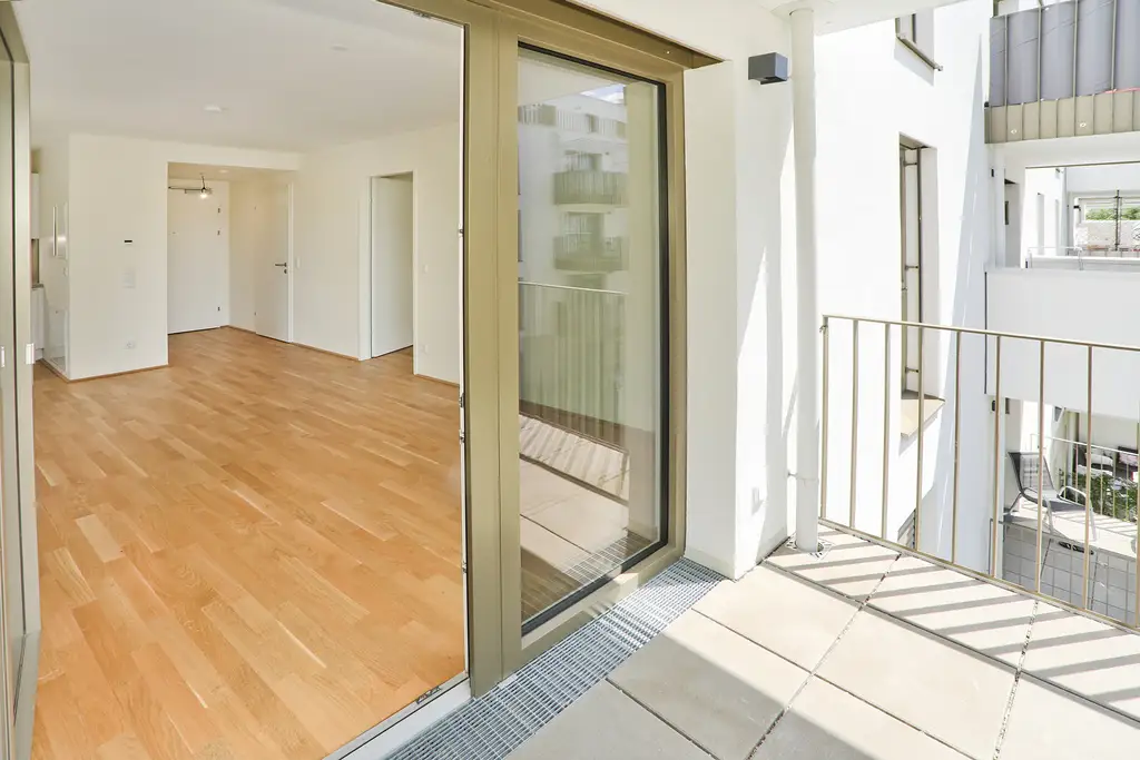 Helle 2-Zimmer-Wohnung mit Balkon – HIRSCHFELD