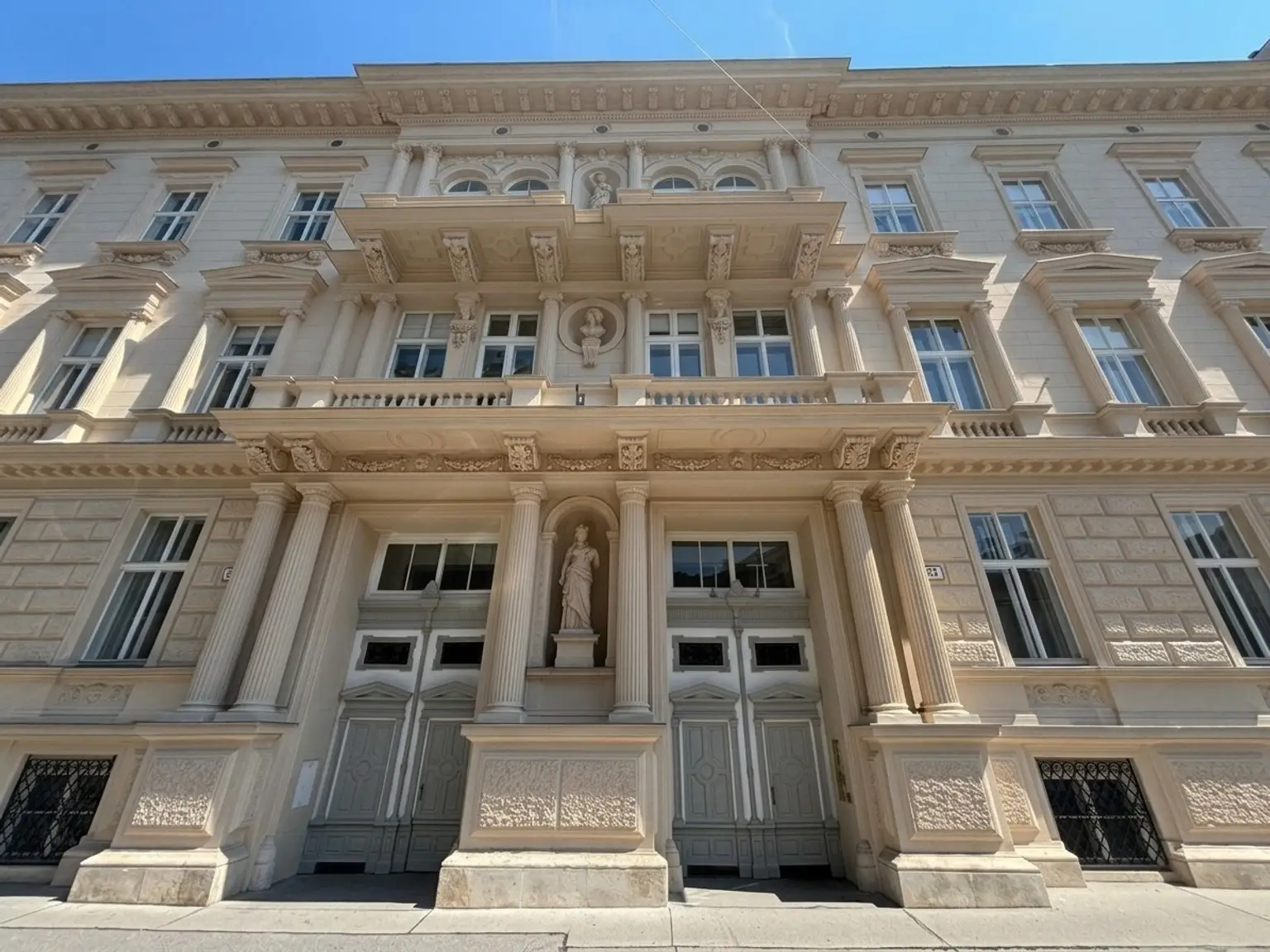 UNBEFRISTET: Moderne 2-Zimmer-Wohnung in Botschaftsviertel