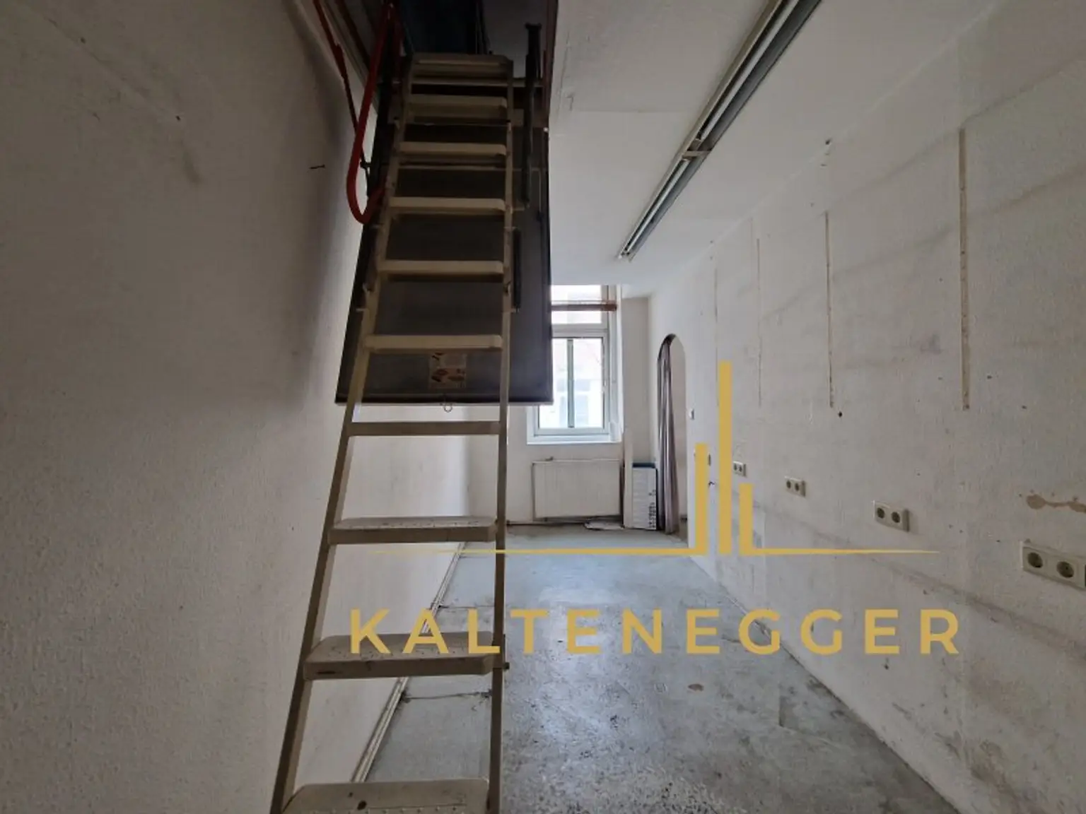 Zimmer ca. 12 m² mit Aufstieg zur weiteren Staumöglichkeit