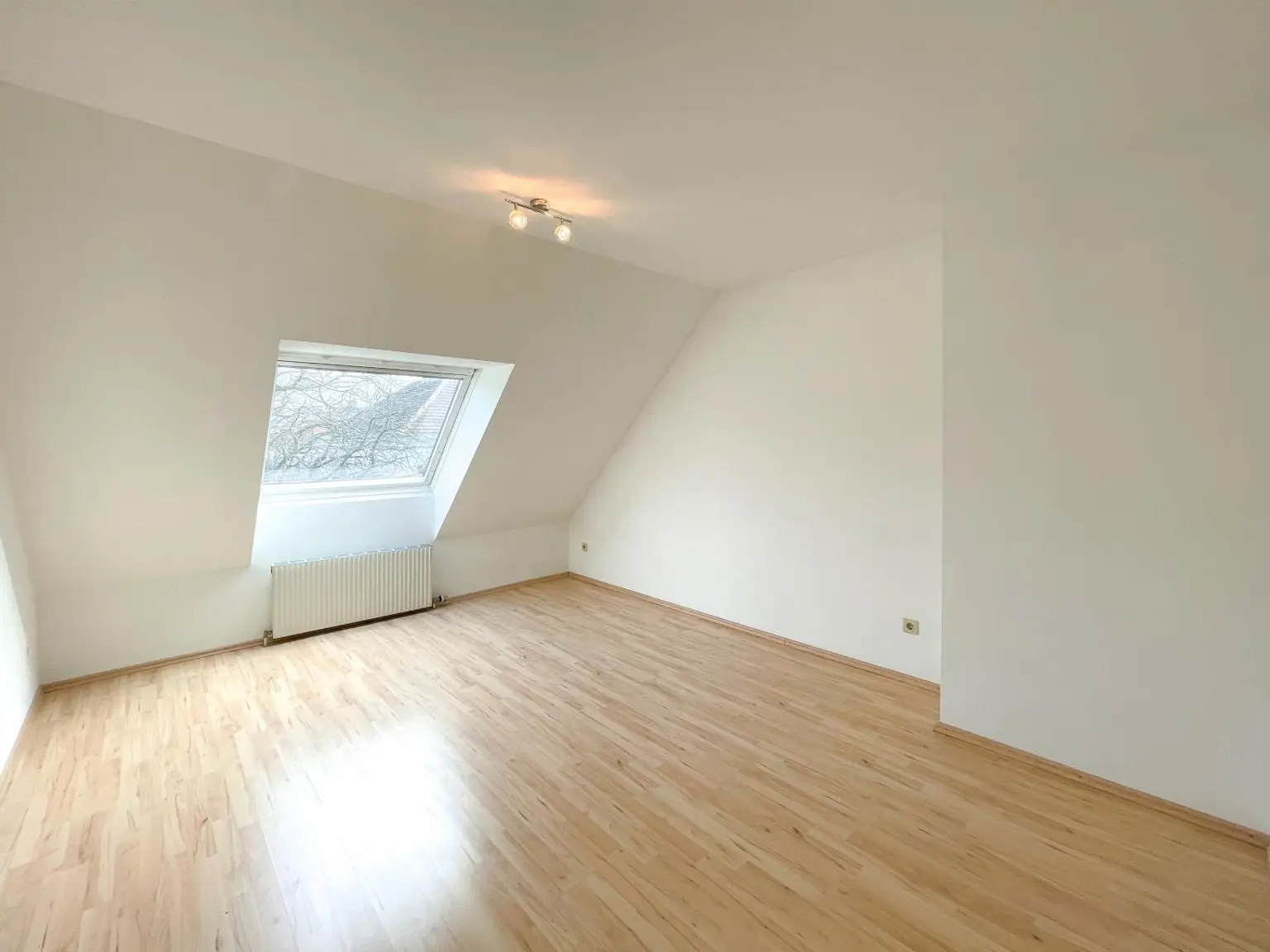 !!! Perfekt für Student(inn)en WG oder für Familien! DG-Maisonette zu mieten!