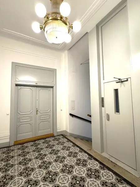 MÖLLWALDPLATZ, U1-NÄHE, 124 m2 ALTBAU, Wohnküche, 2 Zimmer, klimatisiert, 2 Bäder, Parketten, Loggia, 1. Liftstock, provisionsfrei