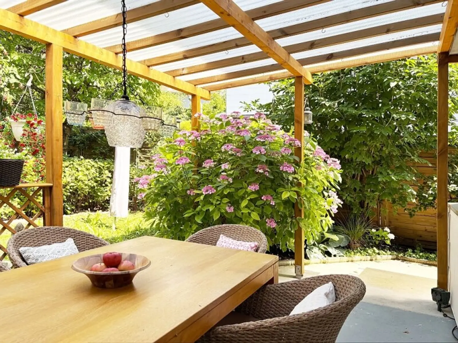 GARTENPARADIES MIT EINFAMILIENHAUS-FLAIR!