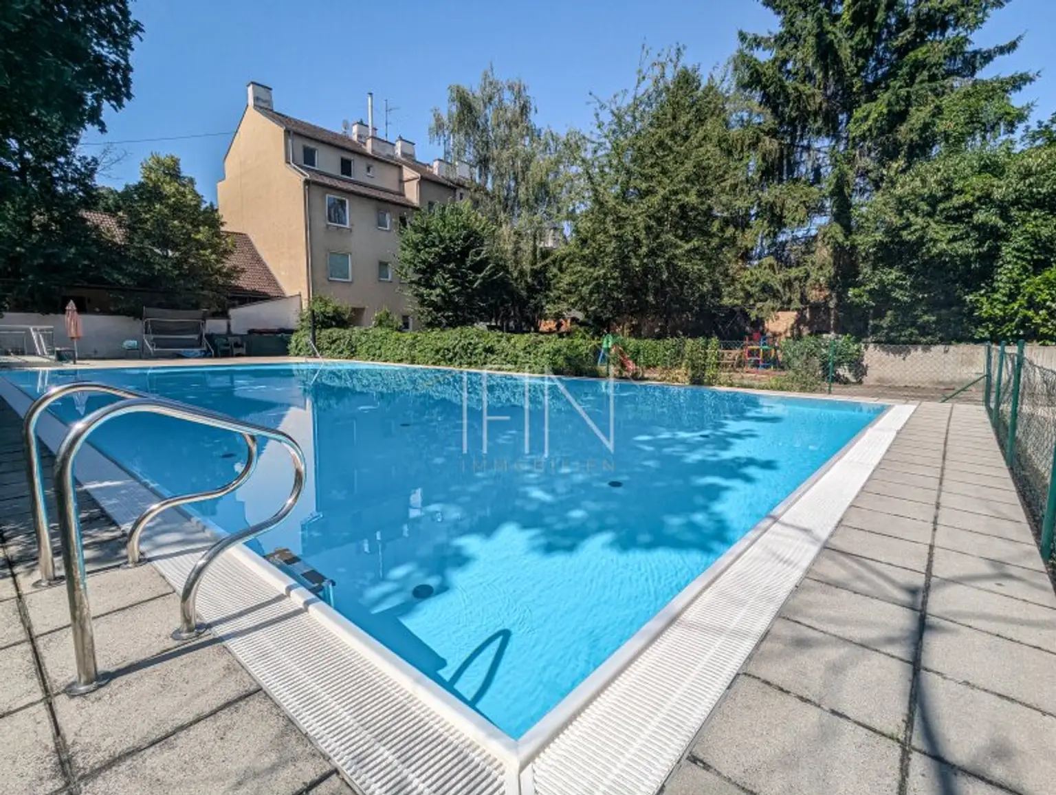 BIETERVERFAHREN! Wohnglück mit Garten & Pool – 3-Zimmer-Rückzugsort zum Ankommen und Wohlfühlen