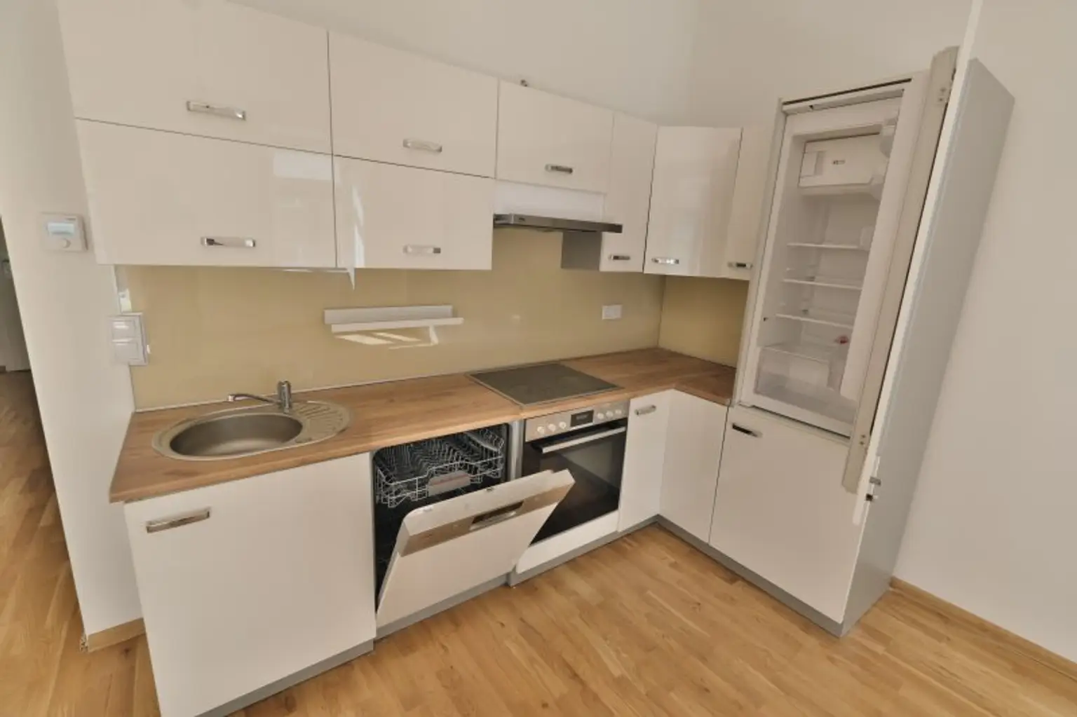 Süd-Garconniere MIT VERMIETGARANTIE / 2. Stock, Balkon (neben neuer U2-Station Reinprechtsdorfer Straße)