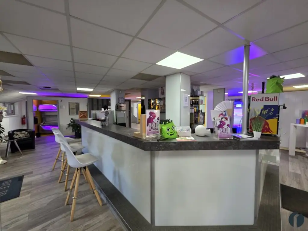 Modernes Kosmetikstudio mit hochwertigen Sonnenliegen – sofort startklar!