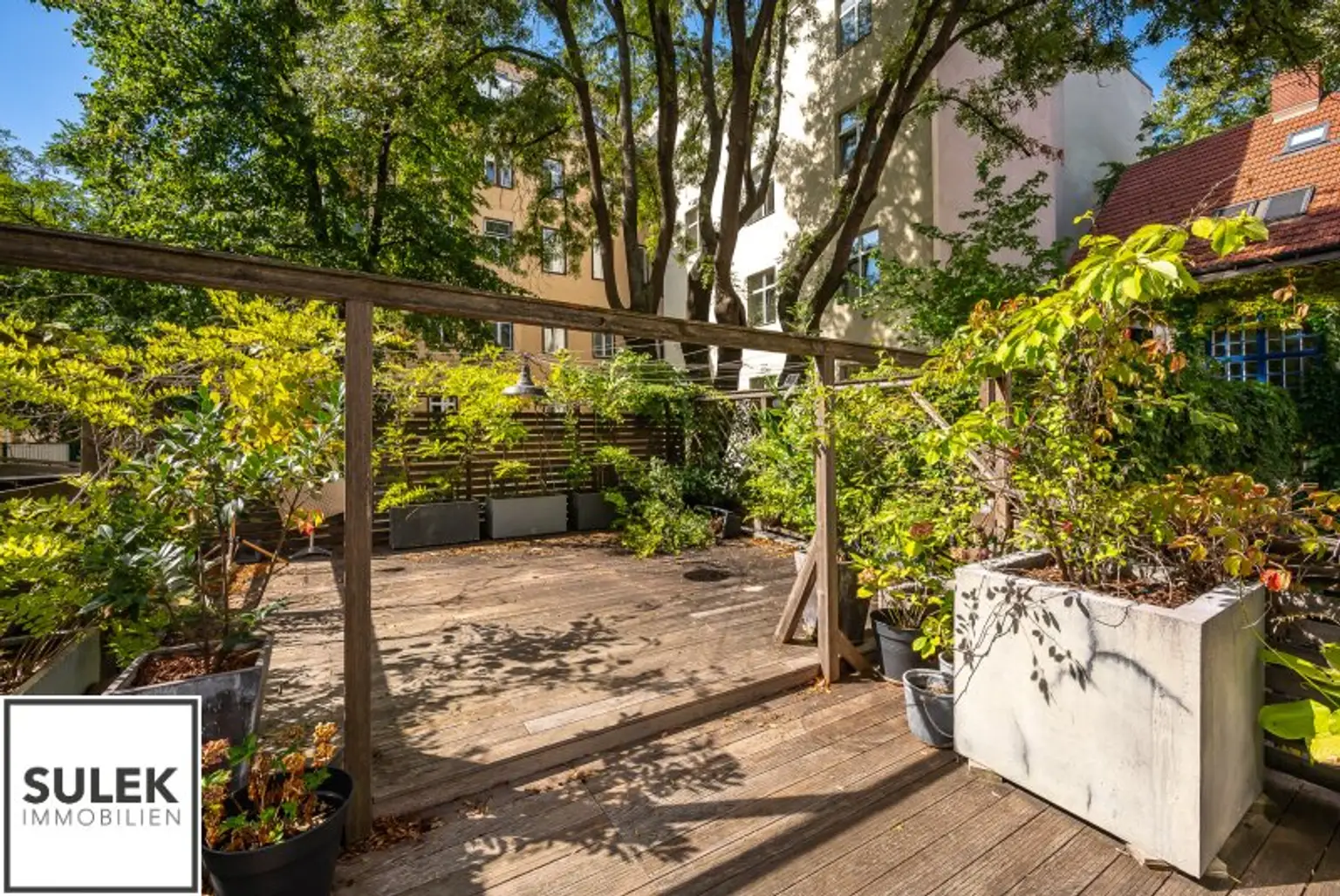 Rarität in der Wehrgasse: großzügige, sanierte Altbauwohnung mit Terrasse ab 01/26 unbefristet mieten!