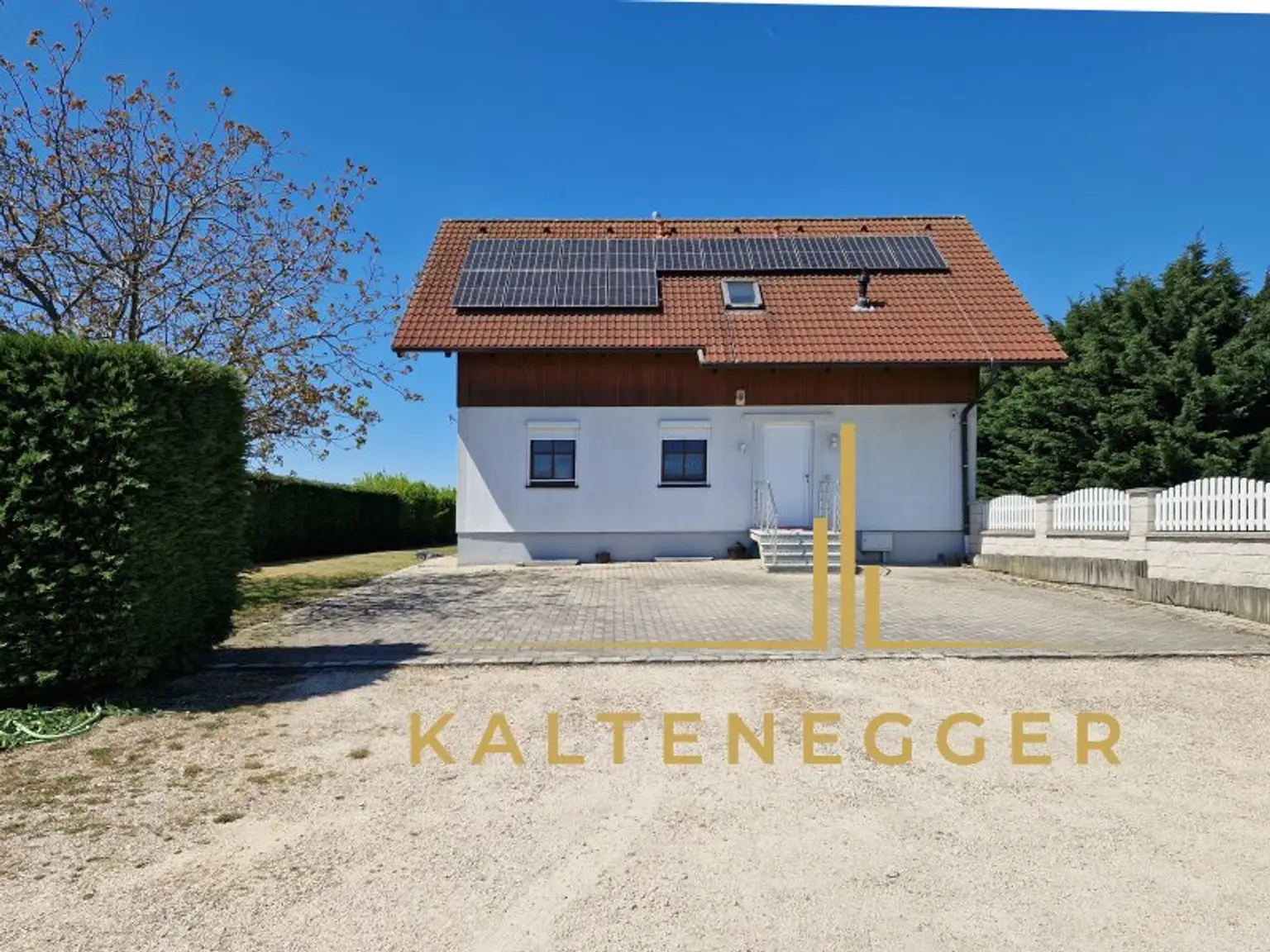 Haus Außenansicht mit Abstellplätzen