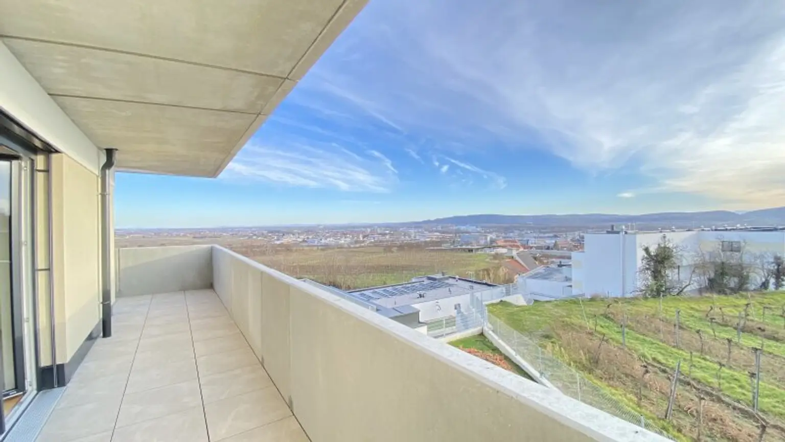 Neubau Erstbezug Schöne Drei Zimmer Wohnung mit Balkon und Süd-Ost Fernblick