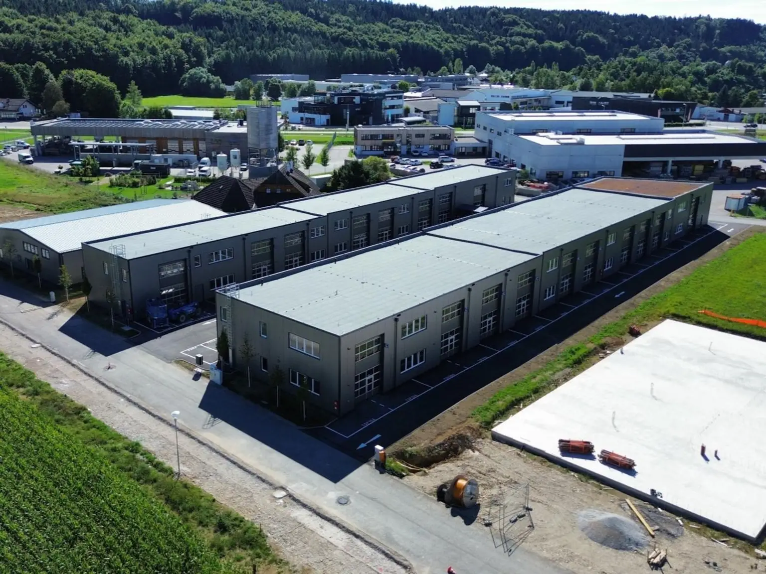 BEZUGSBEREIT! Betriebs-/ Produktions- oder Lagerhallen von 44 - 224 m² Fläche im BUSINESS PARK REGAU zum Sofortbezug (Top 13a)