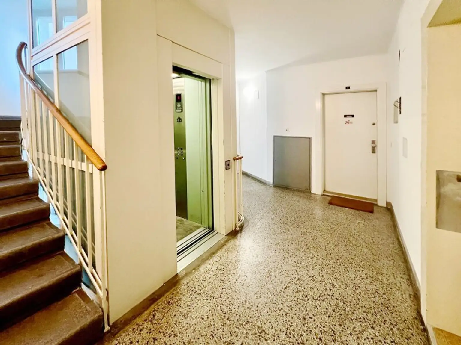 Stiegenhaus mit Lift