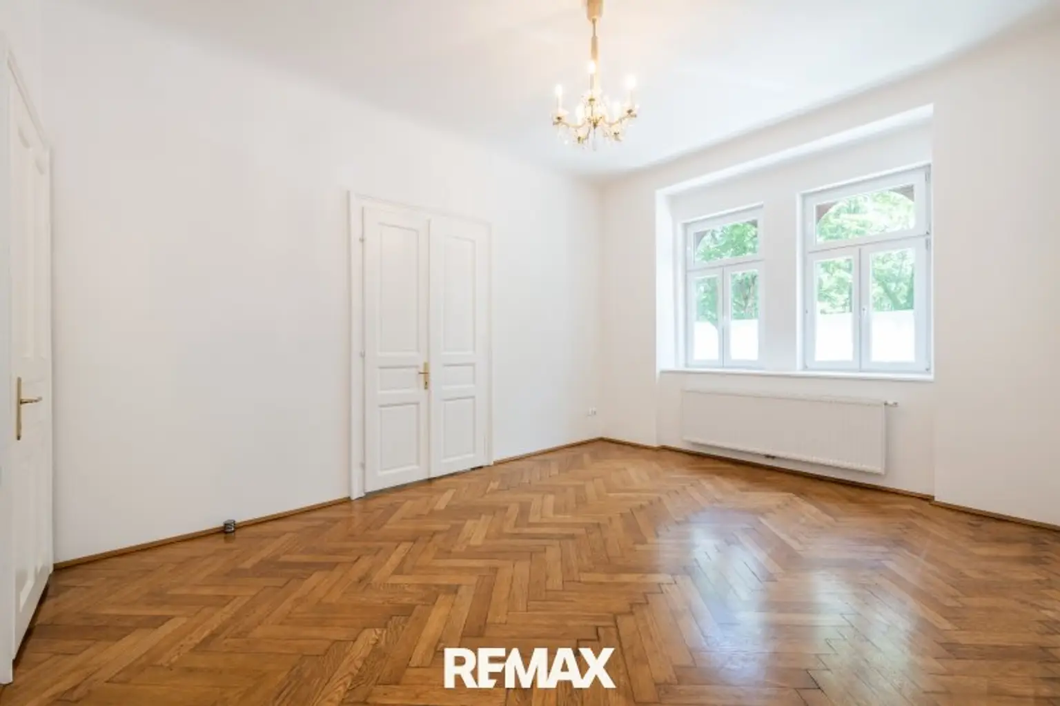 Großzügiges Schlafzimmer