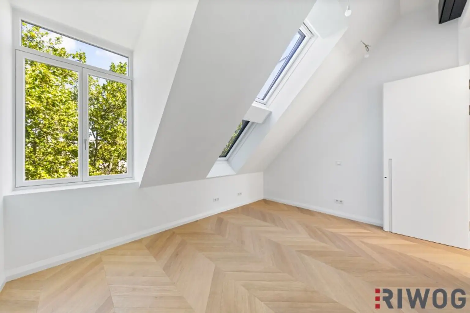 3,7m Raumhöhe im DG, Garage mit 2 Stellplätze, Atrium, Aufzug in die Wohnung und 360° Dachterrasse