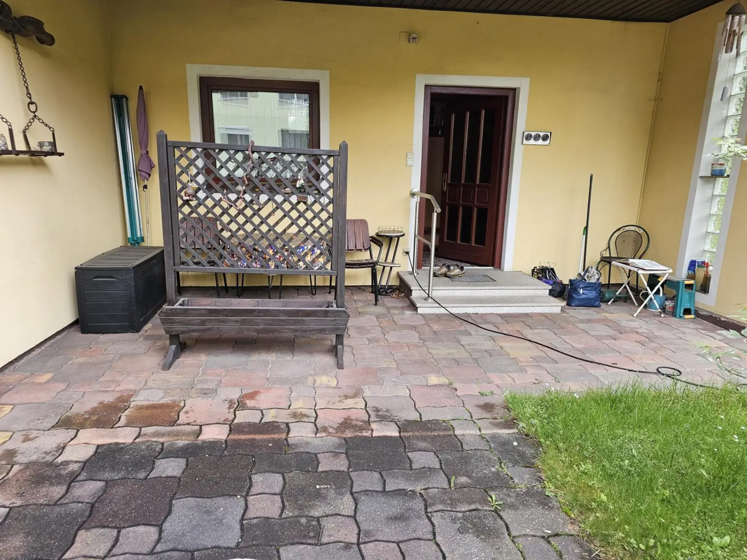 Einfamilienhaus mit Garage und Terrasse.