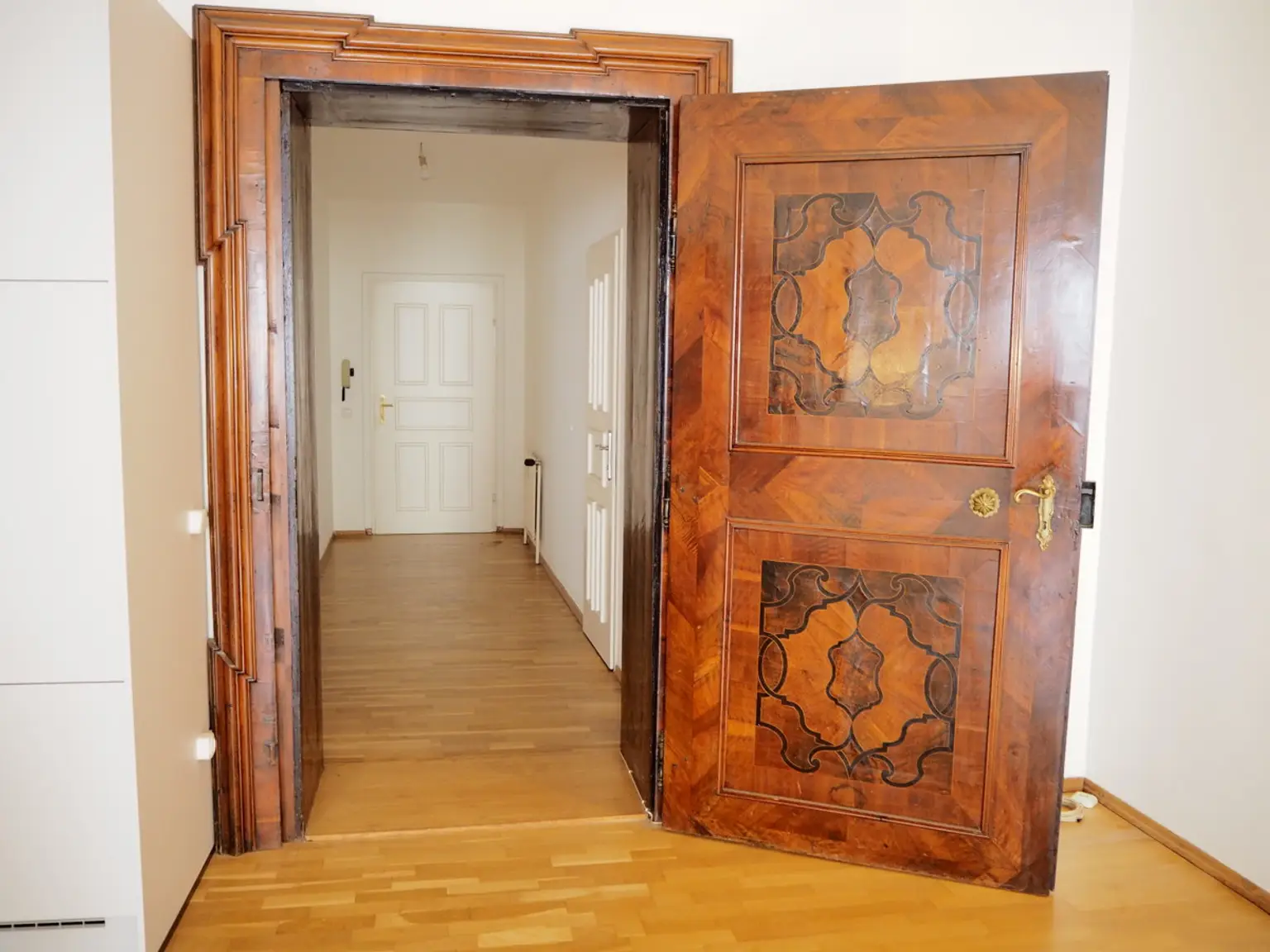 Elegante Loft-Wohnung mit Stuckdecken & Intarsientüren