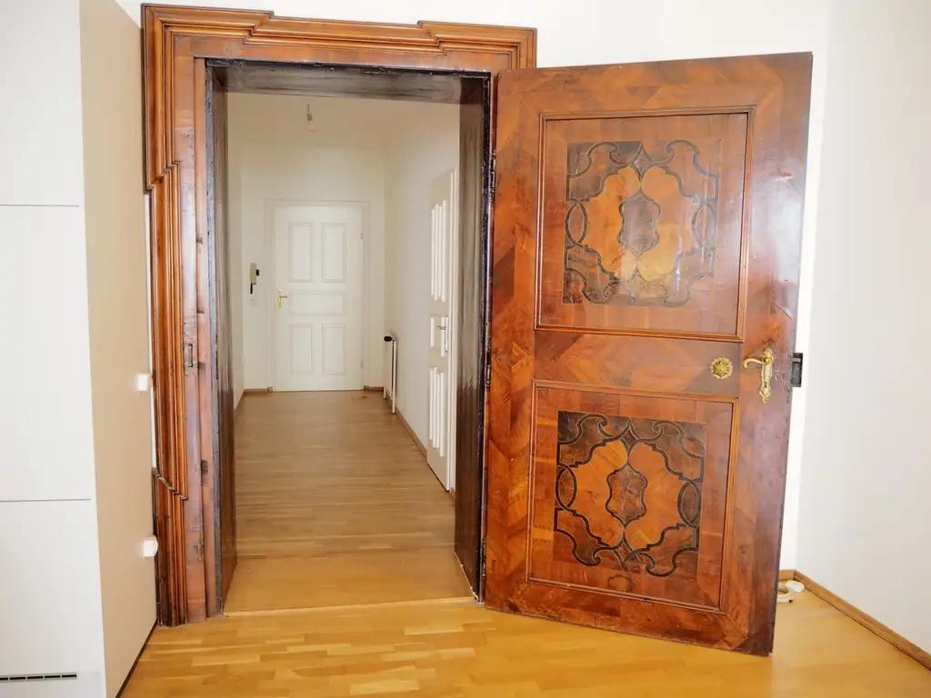 Elegante Loft-Wohnung mit Stuckdecken & Intarsientüren