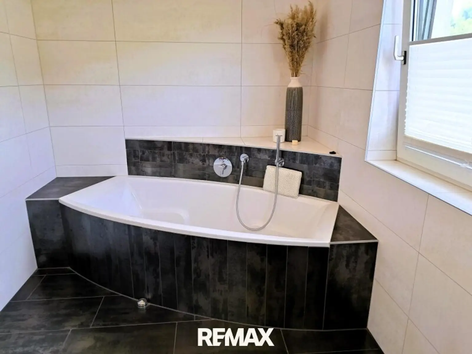 OG - Badezimmer mit Wanne und Dusche