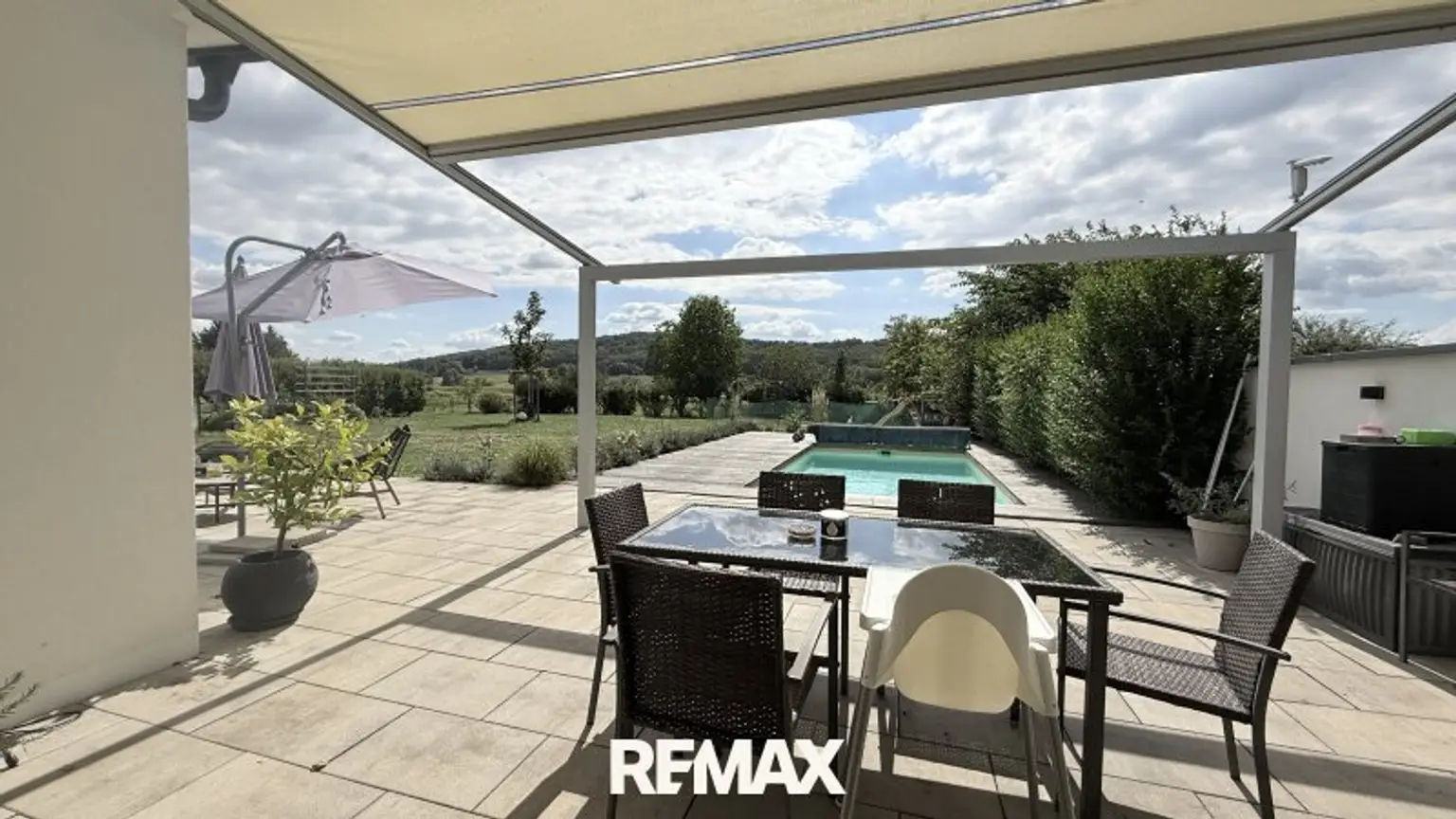 Pergula Terrasse zum Pool