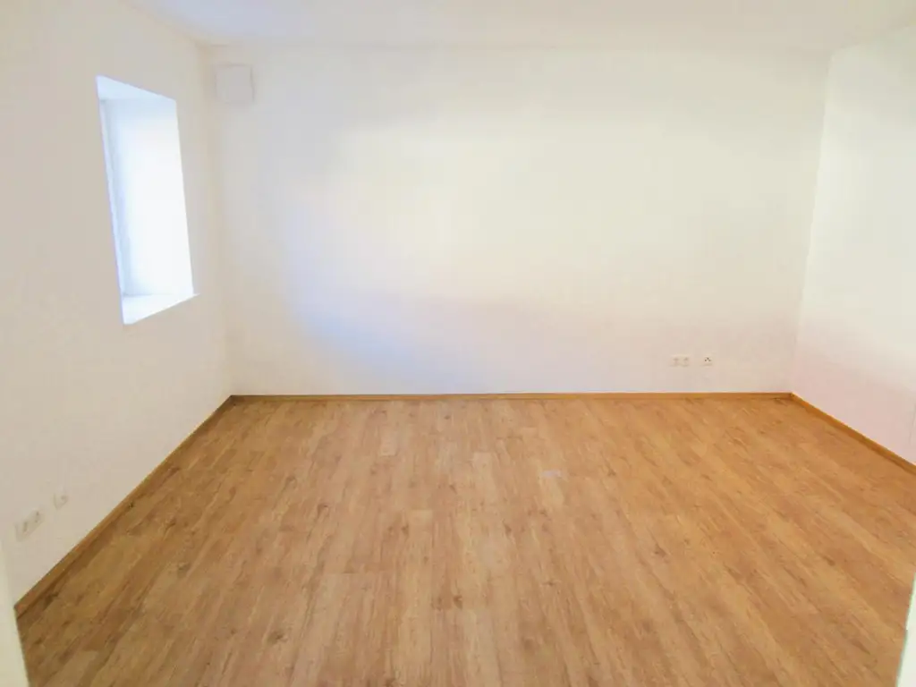 Attraktive 4-Zi.-Terrassenwohnung im 3-Parteienhaus
