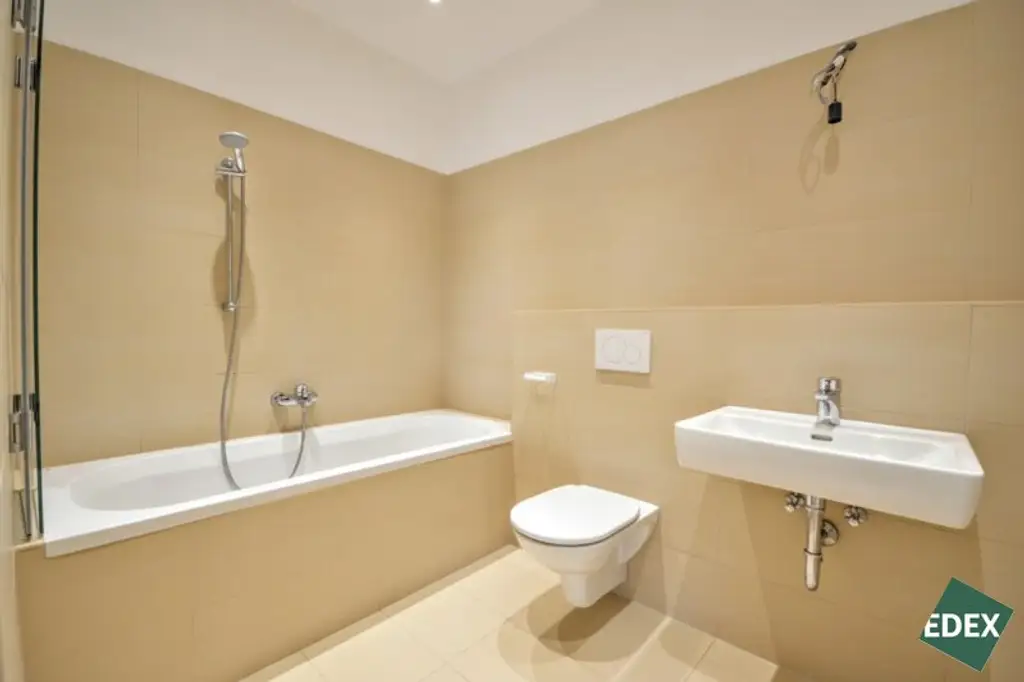 Klimatisierte 4-Zimmer-Wohnung mit Terrasse nahe der Wiener Innenstadt (optional mit PKW-Stellplatz)