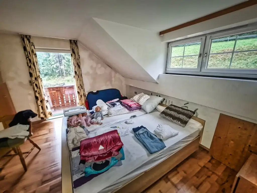 Teilsaniertes Wohnhaus am Waldesrand am Fuße der Nockberge