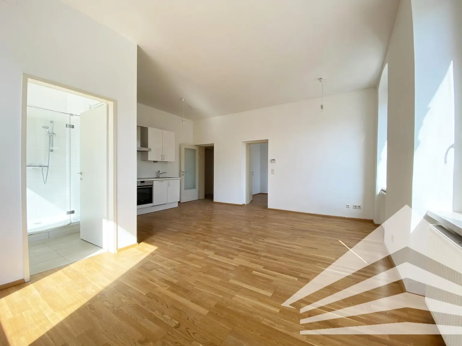 Lichtdurchflutete 2 Zimmer-Altbauwohnung mit Küche - Nähe Herz Jesu Kirche