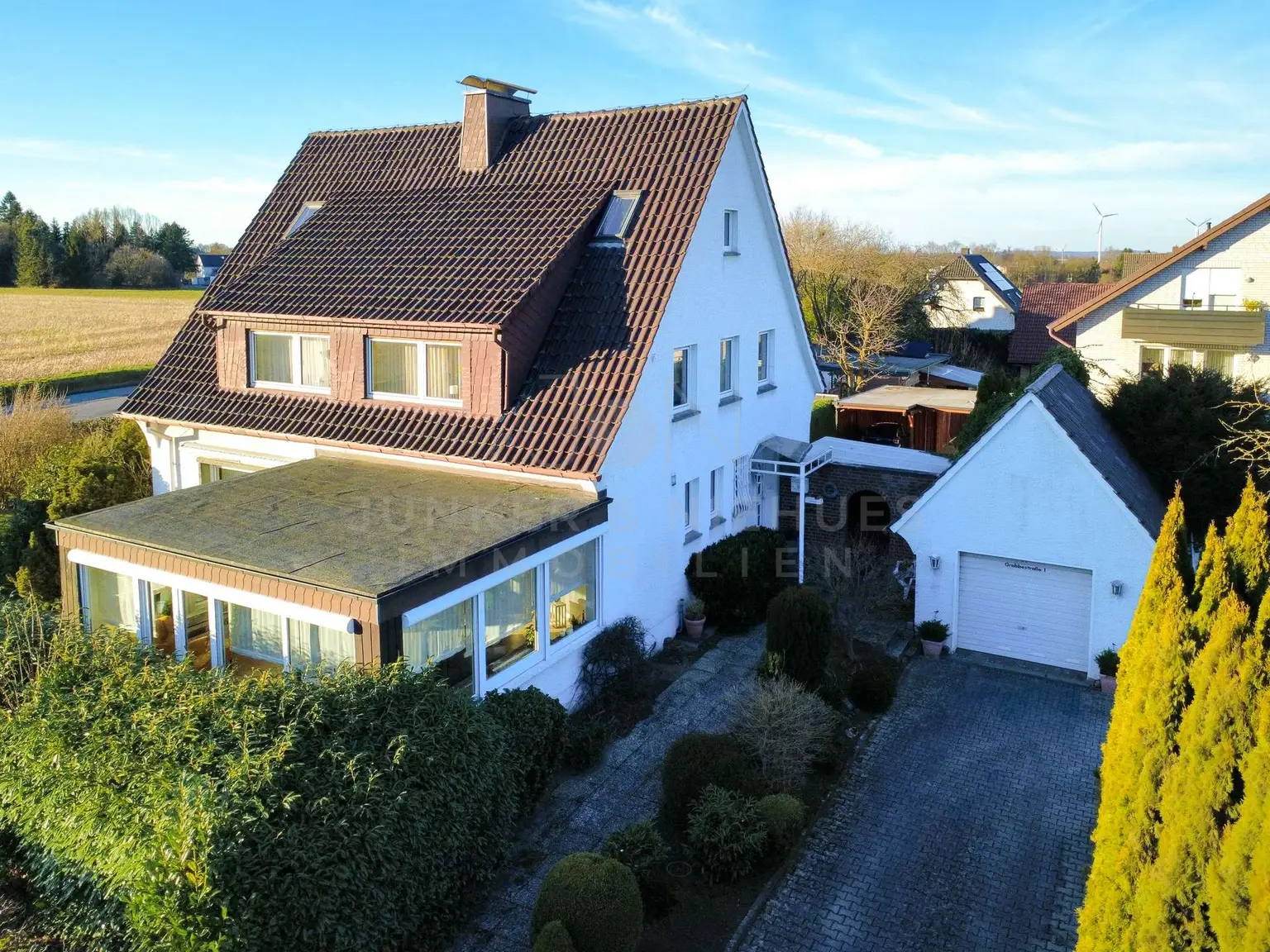 Hausansicht + Einfahrt