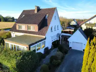 Hausansicht + Einfahrt