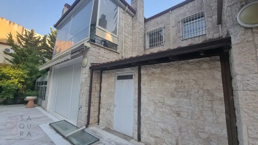 Chanioti – Strandnähe und Rendite vereint – Stilvolles Haus auf drei Etagen nur 100 Meter vom Meer