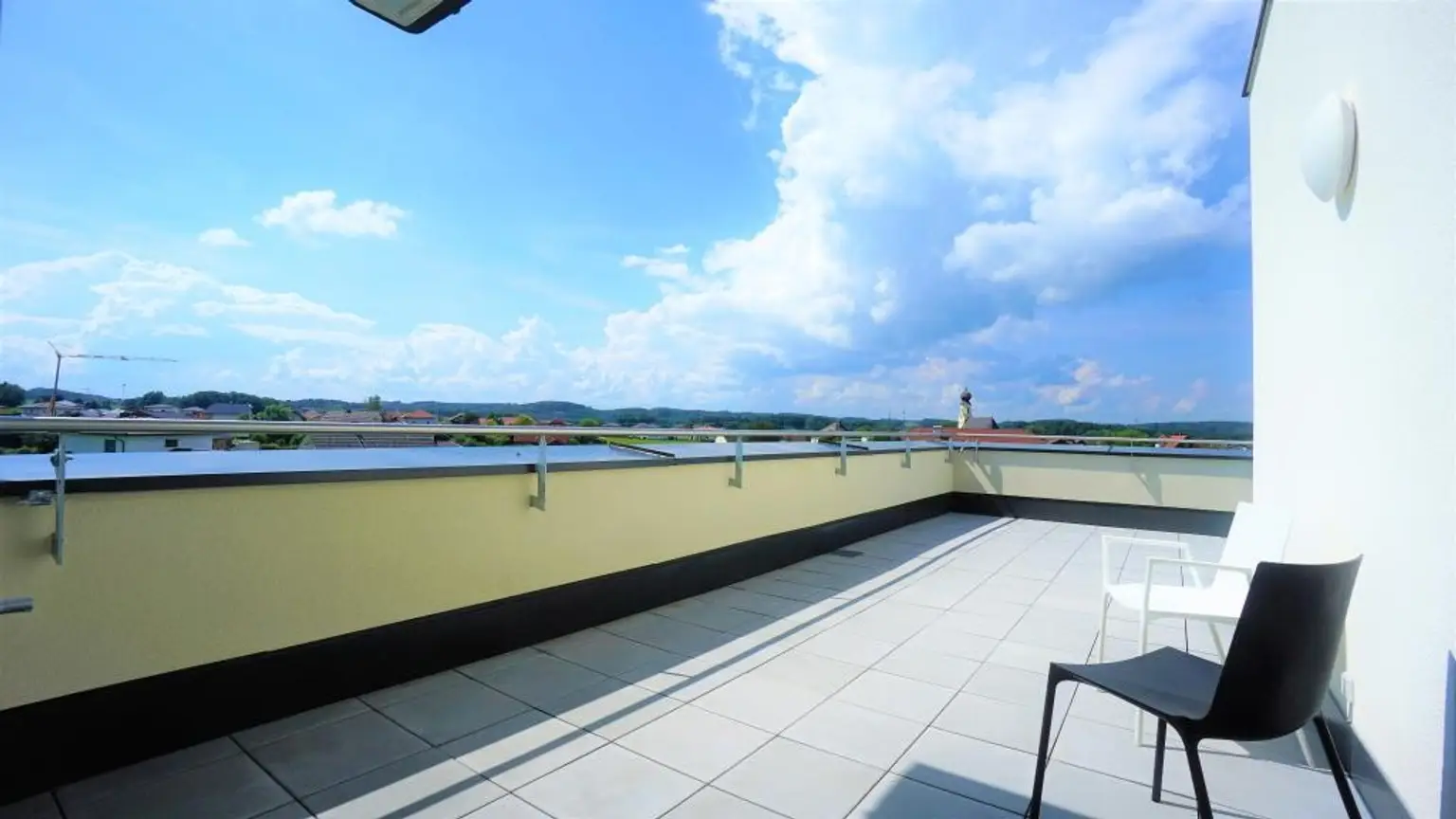 Beeindruckende 3 Zimmerwohnung mit großer Dachterrasse, Carportplatz und Stellplatz